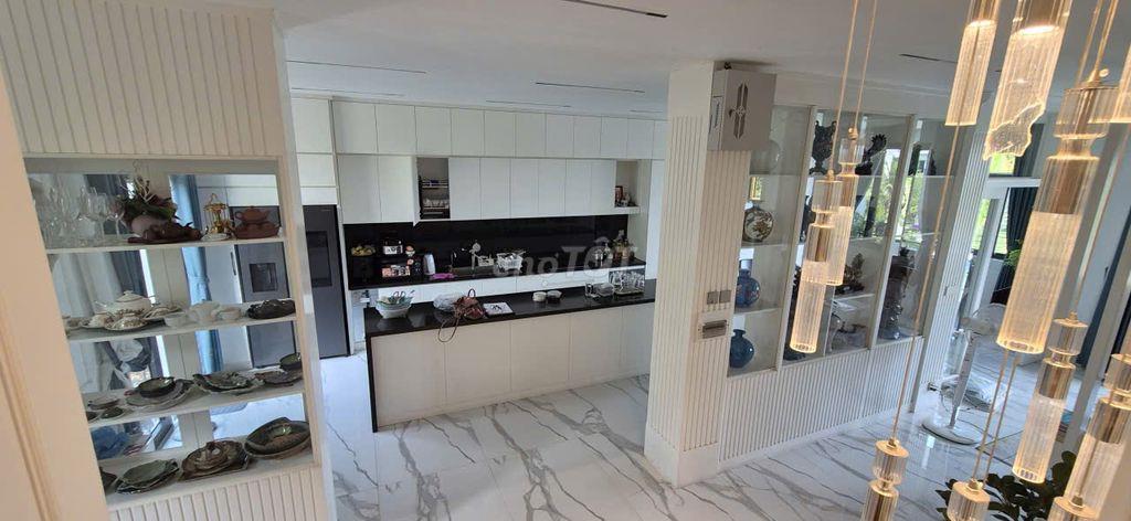 Bán nhà 6 tầng có thang máy nội thất cao cấp - Khu Vinhomes Quận 9 