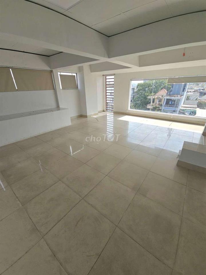 Cho thuê Mặt Bằng Sân Thượng Tiền Rộng