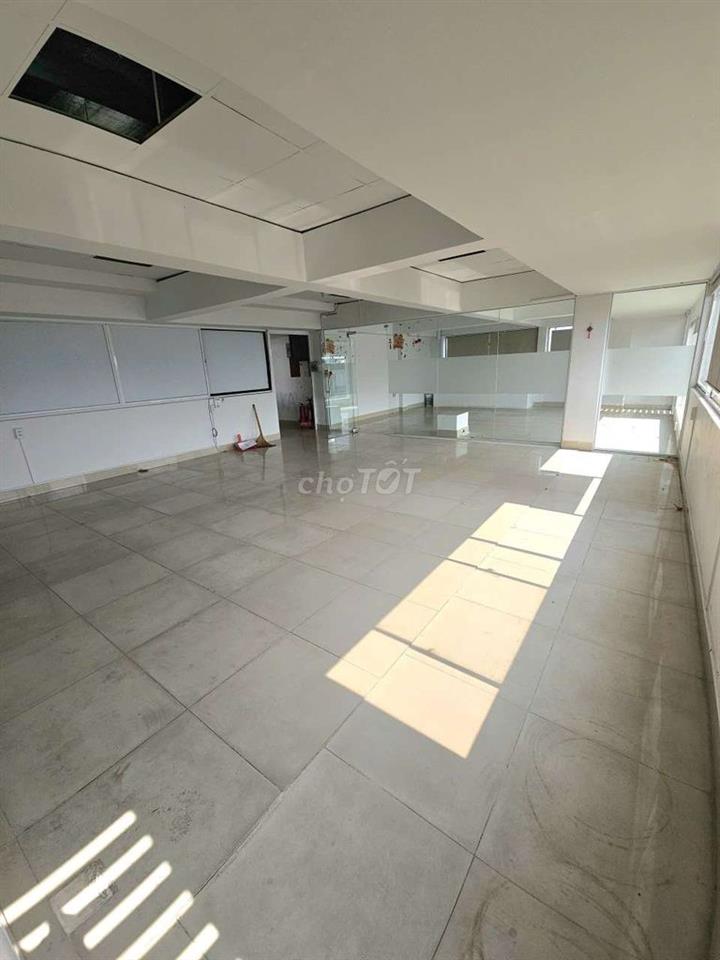 Cho thuê Mặt Bằng Sân Thượng Tiền Rộng