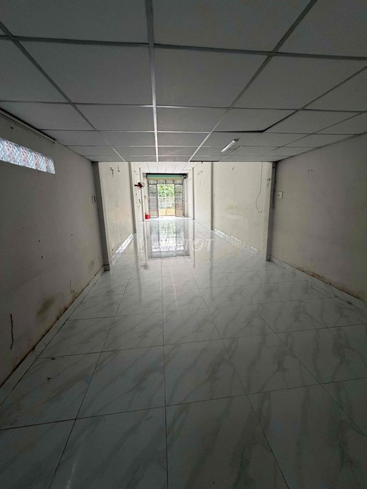 nhà 4x28 : bên dưới suốt 20 m