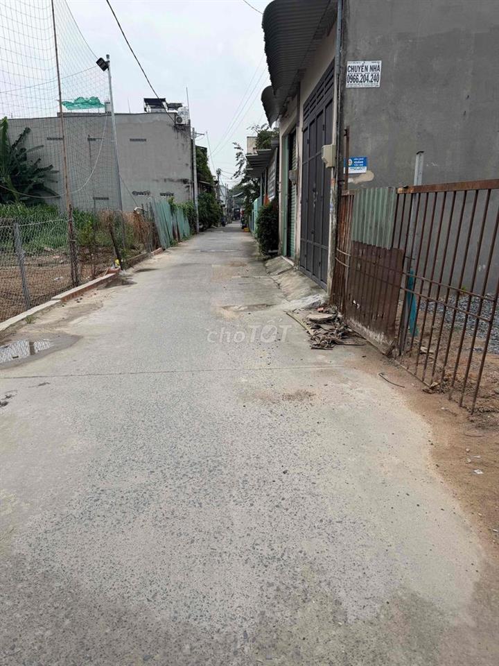nhà 4x28 : bên dưới suốt 20 m