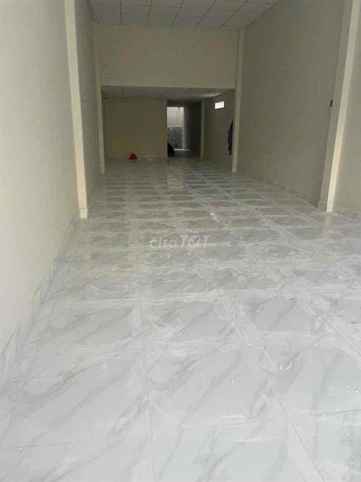 nhà 4x28 : bên dưới suốt 20 m