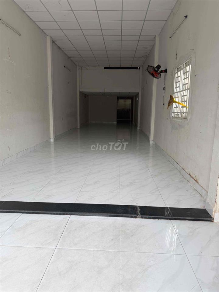 nhà 4x28 : bên dưới suốt 20 m