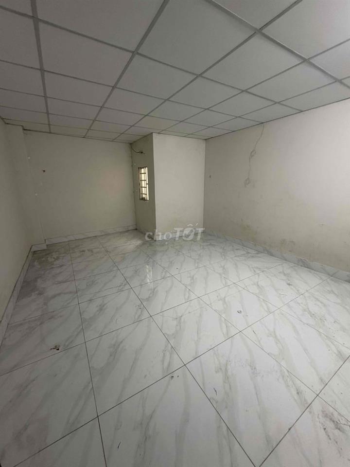 nhà 4x28 : bên dưới suốt 20 m