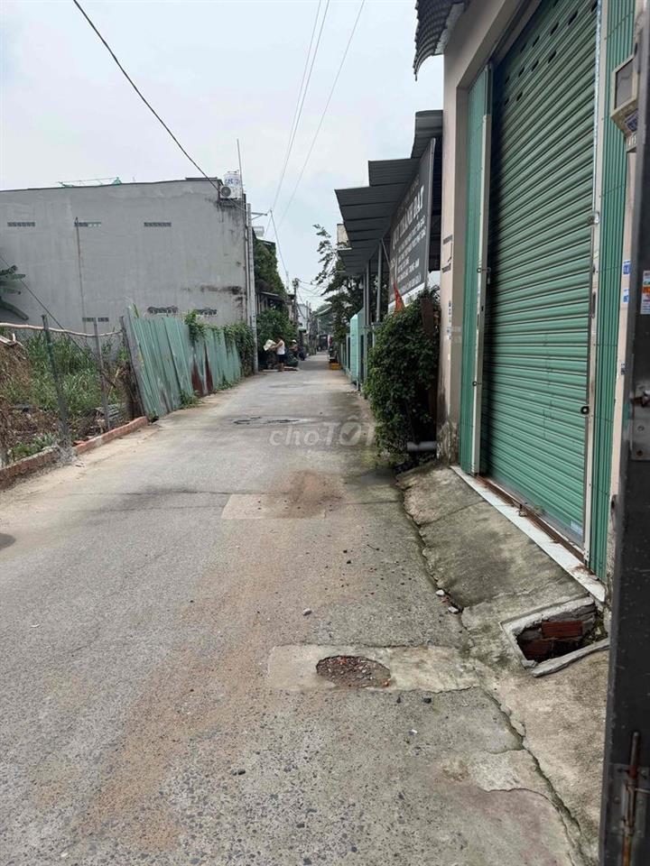 nhà 4x28 : bên dưới suốt 20 m