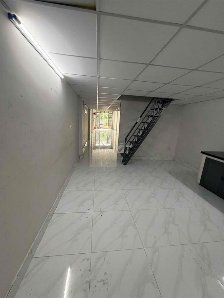 nhà 4x28 : bên dưới suốt 20 m