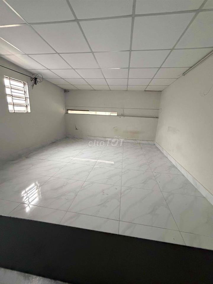 nhà 4x28 : bên dưới suốt 20 m