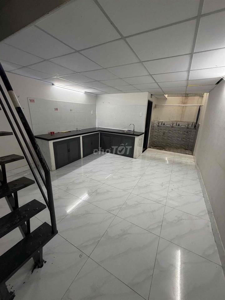 nhà 4x28 : bên dưới suốt 20 m