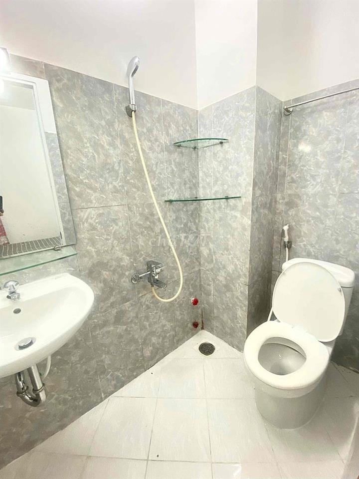 Phòng trọ đầy đủ nội thất, cửa sổ thoáng - Quận 3 kế Quận 10