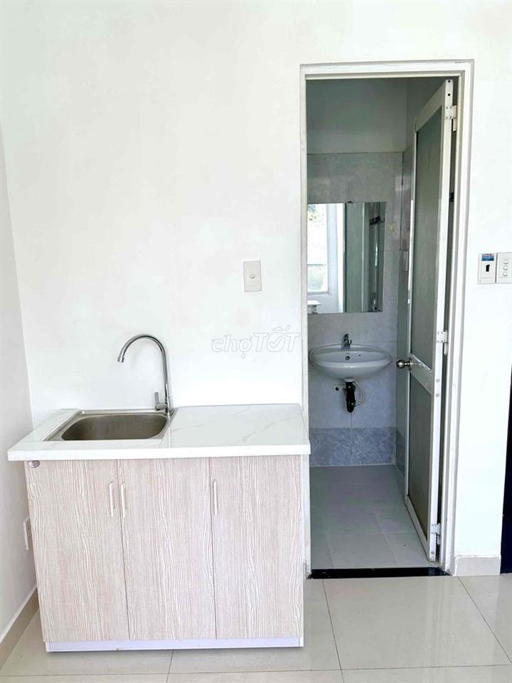 Phòng trọ đầy đủ nội thất, cửa sổ thoáng - Quận 3 kế Quận 10