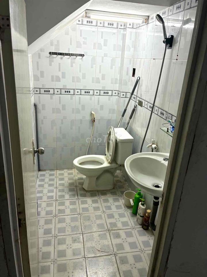 Chính chủ cho thuê 01 phòng tầng trệt. có Tủ Lạnh, Máy Lạnh