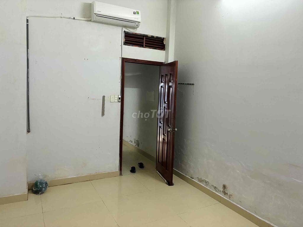 Chính chủ cho thuê 01 phòng tầng trệt. có Tủ Lạnh, Máy Lạnh