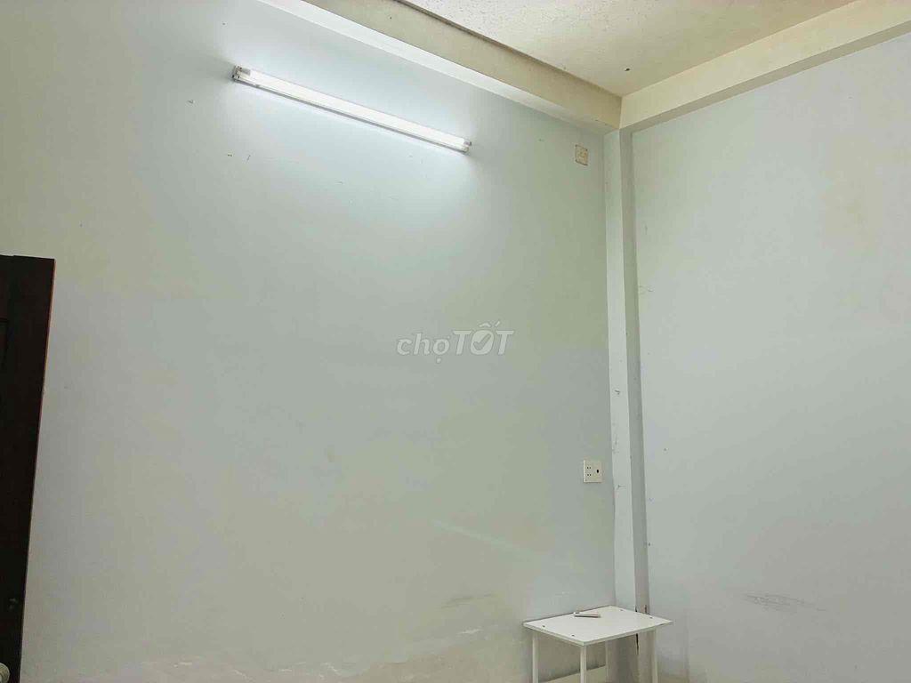 Chính chủ cho thuê 01 phòng tầng trệt. có Tủ Lạnh, Máy Lạnh