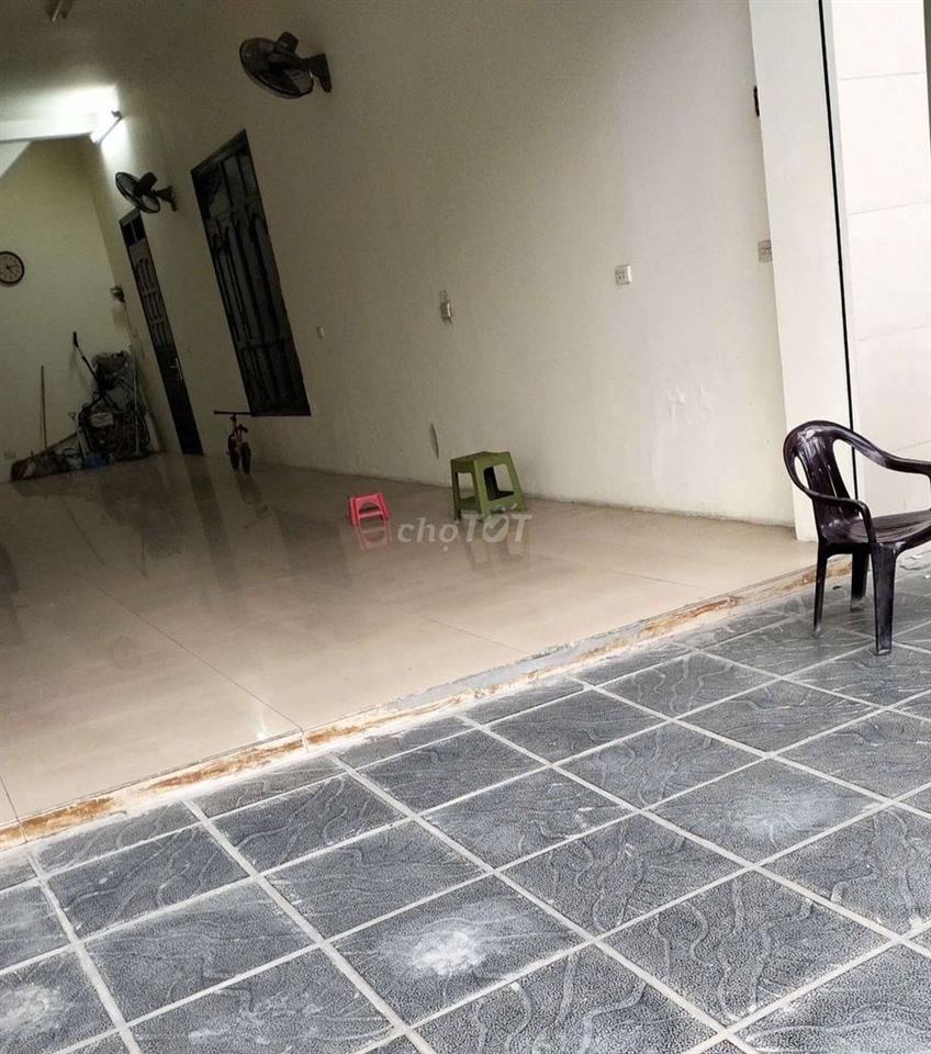 cần cho thuê mặt bằng tầng 1