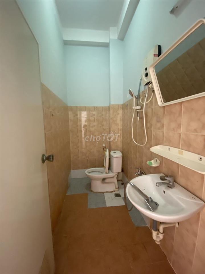 Cho thuê nguyên tầng 2 phòng ngủ 2 WC + sân thượng + bếp riêng