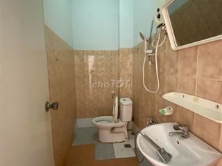 Cho thuê nguyên tầng 2 phòng ngủ 2 WC + sân thượng + bếp riêng