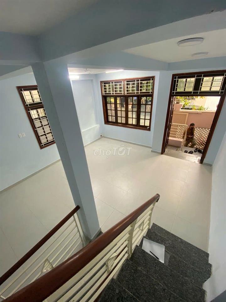 Cho thuê nhà nguyên căn 24/1 Hoàng Dư Khương. DT: 7m x 20m, 2 lầu. ST