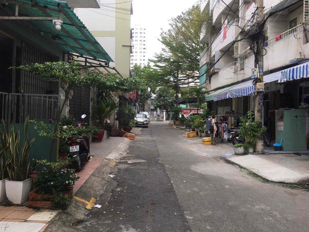 Nhà hẽm lớn