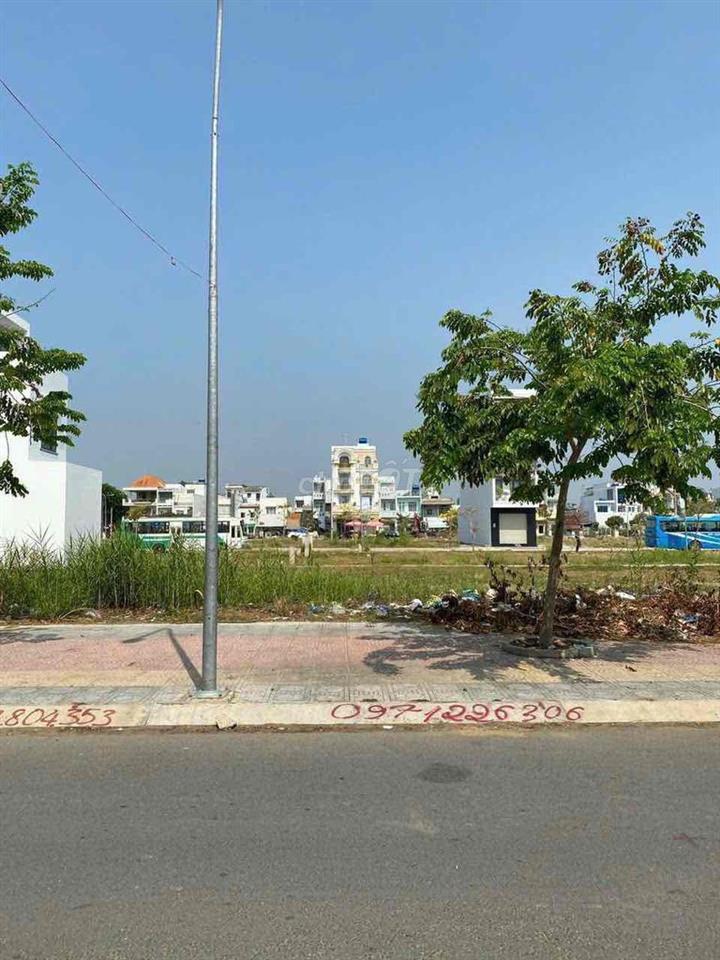 bán đất mặt tiền đường Nguyễn văn trỗi liên hệ ***