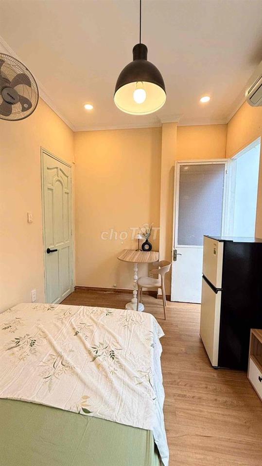 CHO THUÊ CĂN HỘ BAN CÔNG GẦN CÔNG VIÊN LÊ VĂN TÁM FULL NT  QUẬN 1