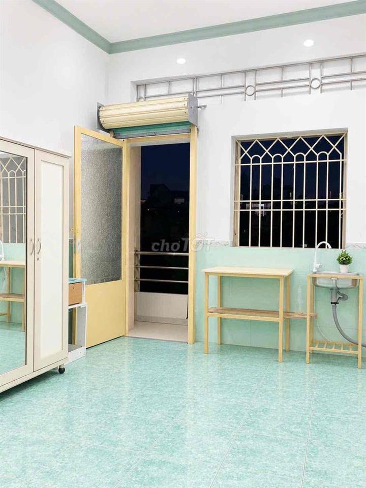 Chính chủ muốn cho thue lại phòng 20m2 có ban công ,cua sổ tại Binh Th