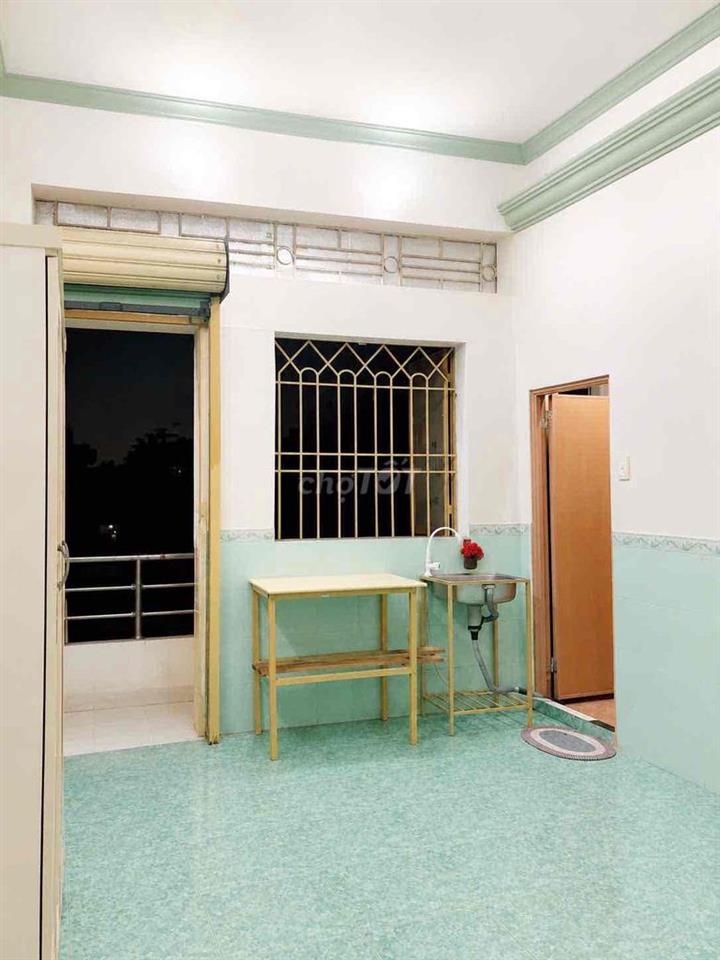 Chính chủ muốn cho thue lại phòng 20m2 có ban công ,cua sổ tại Binh Th