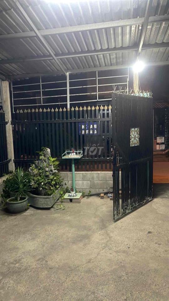 Nhà bán chính chủ gần chợ kcn