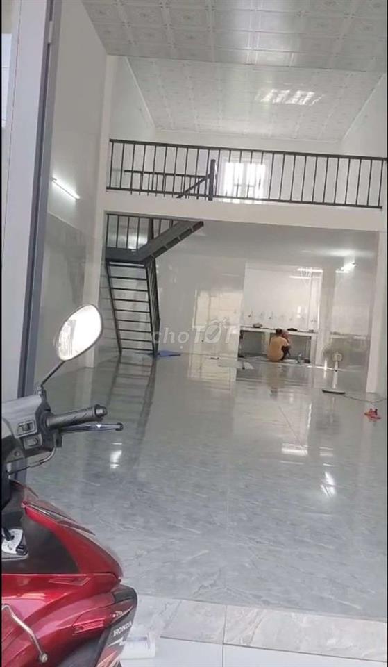 NHÀ MỚI XÂY 5X20 , LỬNG, TRỐNG SUỐT - Nền Gạch 