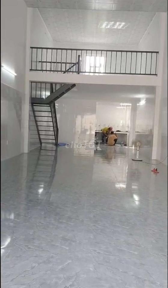 NHÀ MỚI XÂY 5X20 , LỬNG, TRỐNG SUỐT - Nền Gạch 