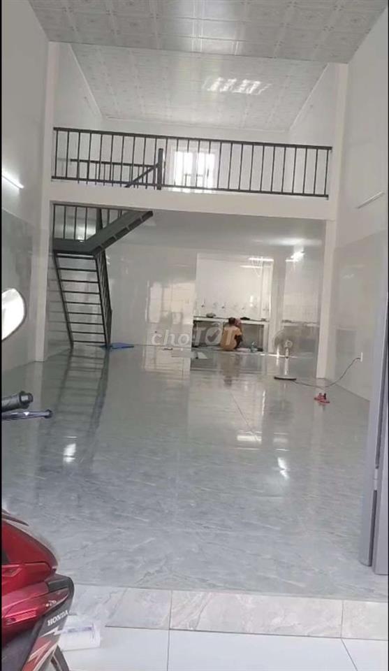 NHÀ MỚI XÂY 5X20 , LỬNG, TRỐNG SUỐT - Nền Gạch 