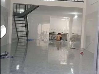 NHÀ MỚI XÂY 5X20 , LỬNG, TRỐNG SUỐT - Nền Gạch 