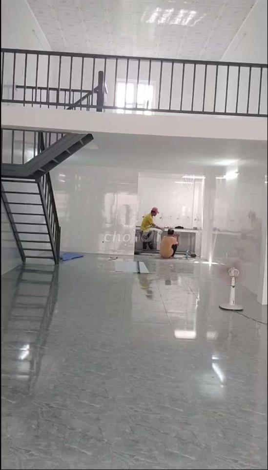 NHÀ MỚI XÂY 5X20 , LỬNG, TRỐNG SUỐT - Nền Gạch 