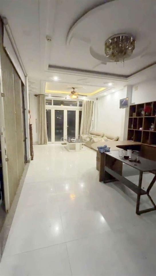 Nguyên lầu 2phòng, bếp, thang máy, sân riêng