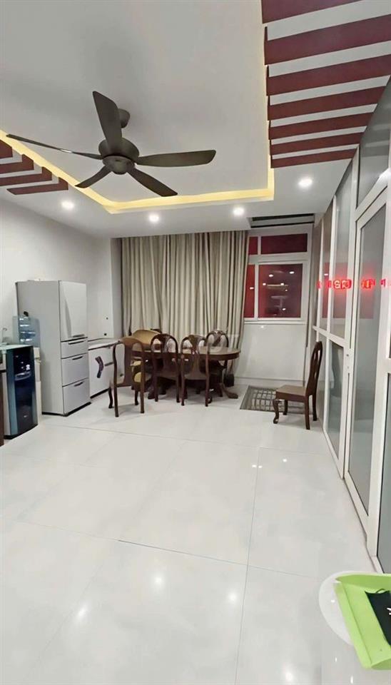 Nguyên lầu 2phòng, bếp, thang máy, sân riêng