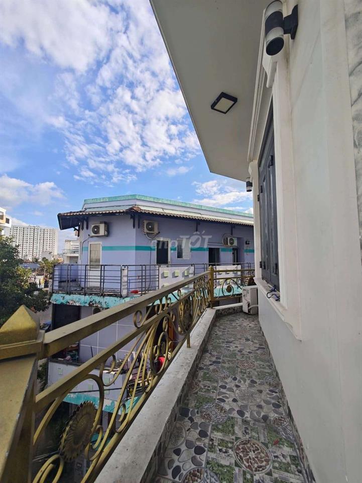 phòng 2tr6 có gác, bếp, cửa sổ, thang máy