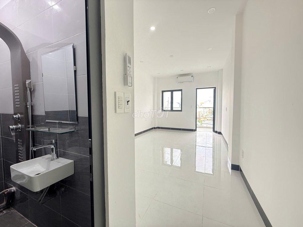 Phòng ban công mặt tiền Âu Cơ Full nội thất