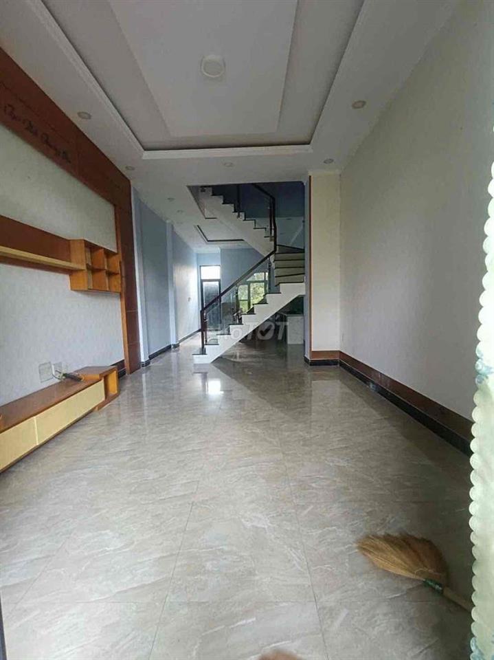 Cho thuê nhà phố khu dân cư 4Pn 4wc có nội thất cơ bản