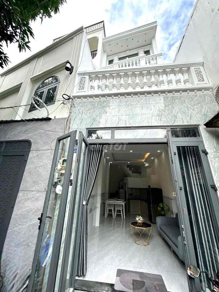 ccg bán nhà trệt 2 lầu sân thượng.