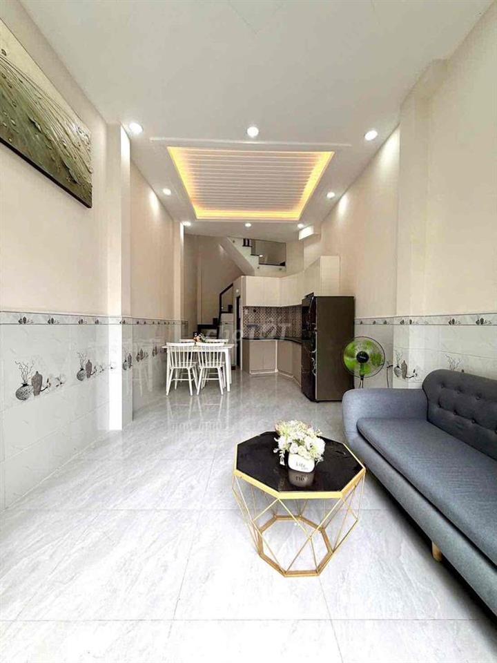 ccg bán nhà trệt 2 lầu sân thượng.
