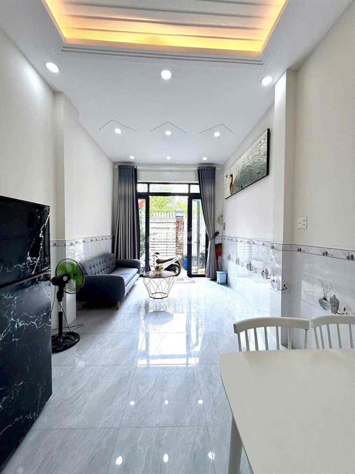 ccg bán nhà trệt 2 lầu sân thượng.