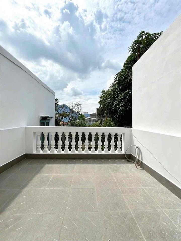 ccg bán nhà trệt 2 lầu sân thượng.