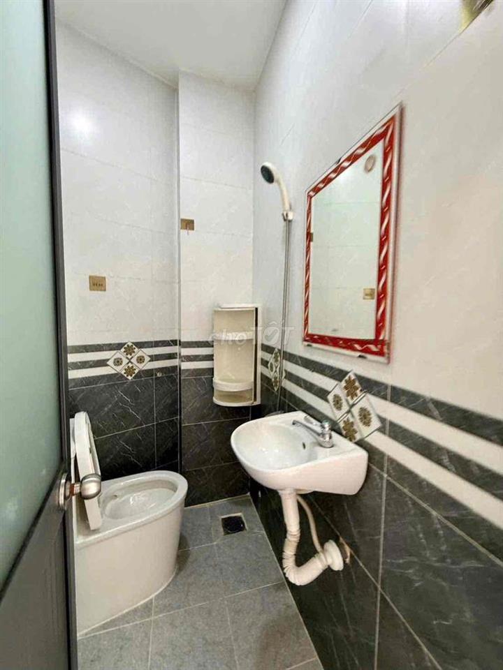 ccg bán nhà trệt 2 lầu sân thượng.