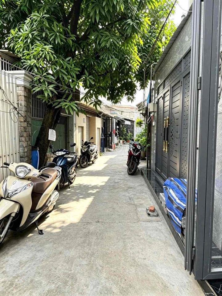 ccg bán nhà trệt 2 lầu sân thượng.