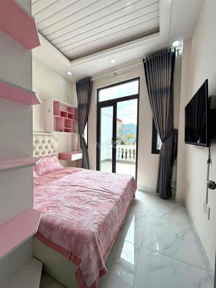 ccg bán nhà trệt 2 lầu sân thượng.
