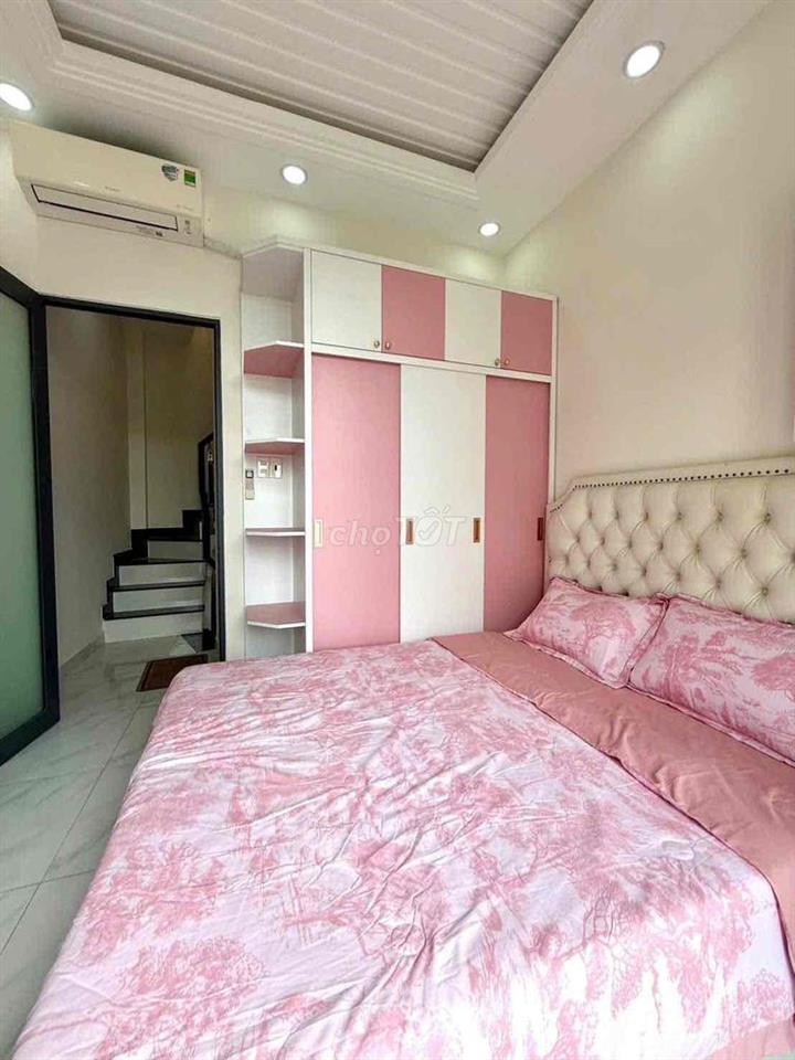 ccg bán nhà trệt 2 lầu sân thượng.