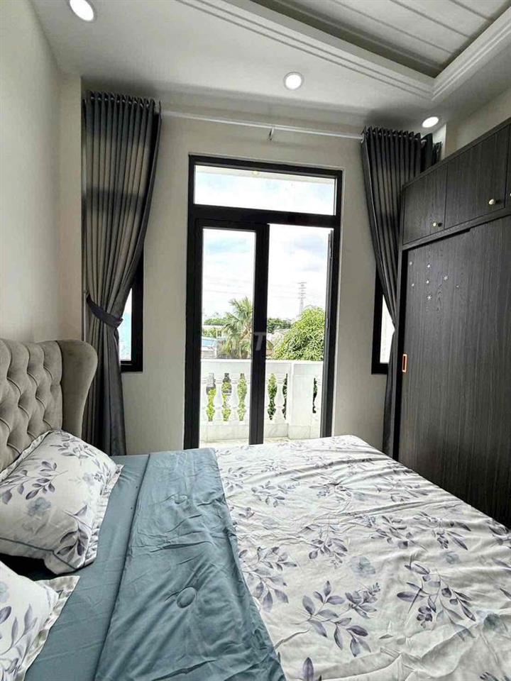 ccg bán nhà trệt 2 lầu sân thượng.