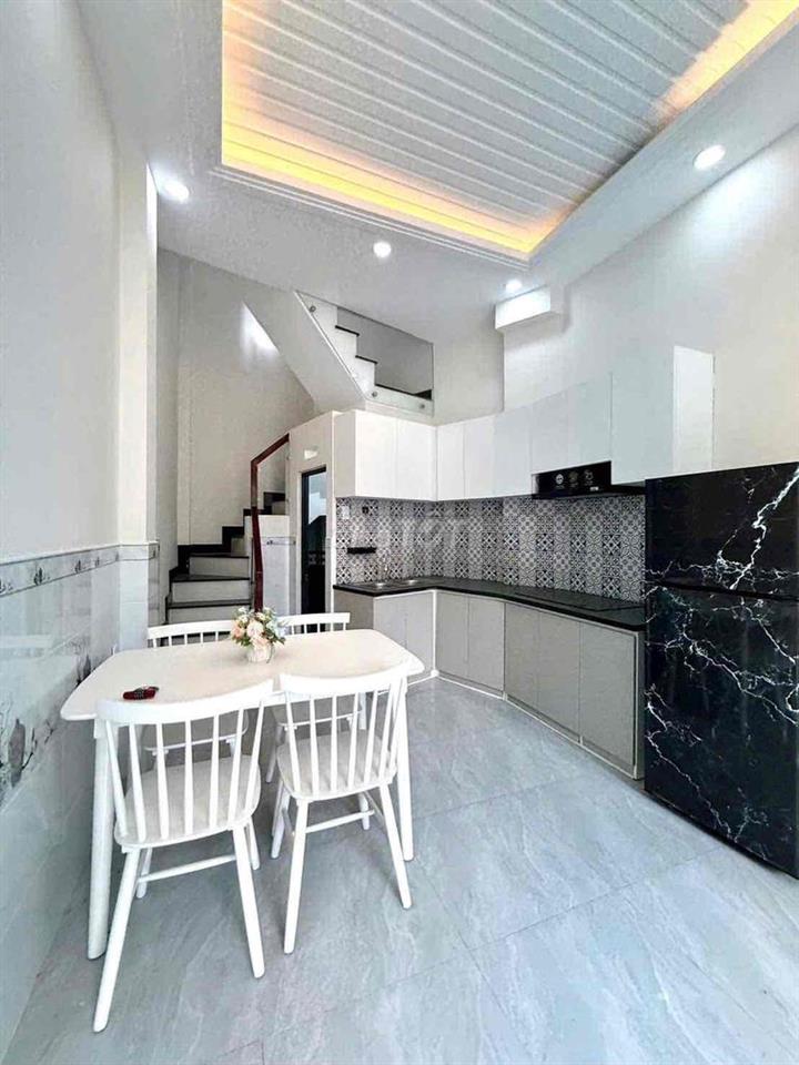 ccg bán nhà trệt 2 lầu sân thượng.