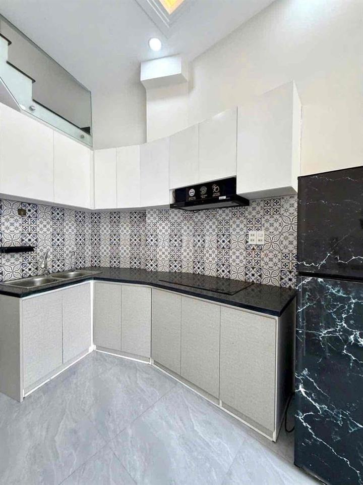 ccg bán nhà trệt 2 lầu sân thượng.