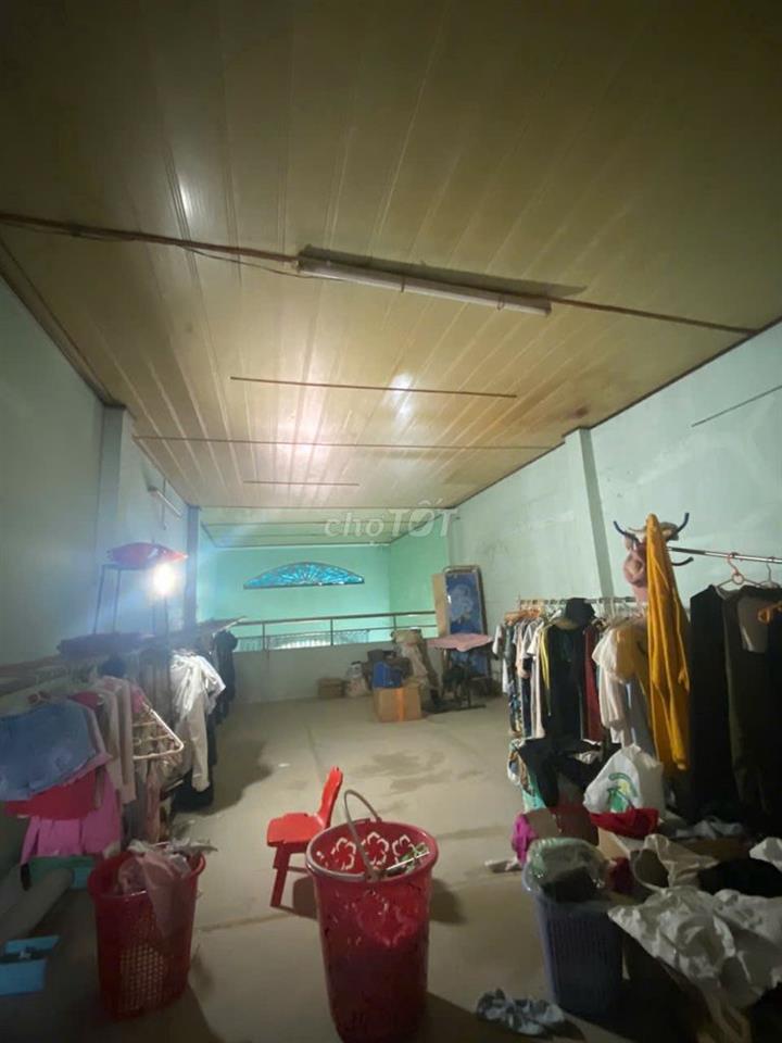 Cho thuê MTKD khu Chợ Hoa. DT: 4 x 16. Trệt + Lửng. Giá: 12 Triệu TL