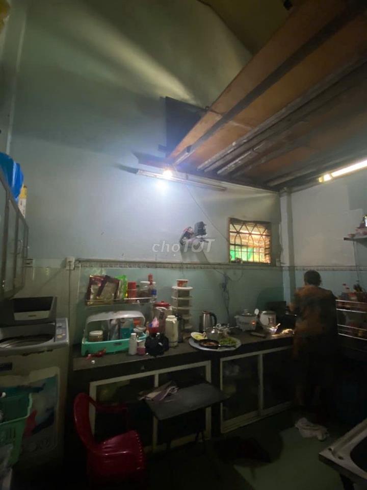 Cho thuê MTKD khu Chợ Hoa. DT: 4 x 16. Trệt + Lửng. Giá: 12 Triệu TL